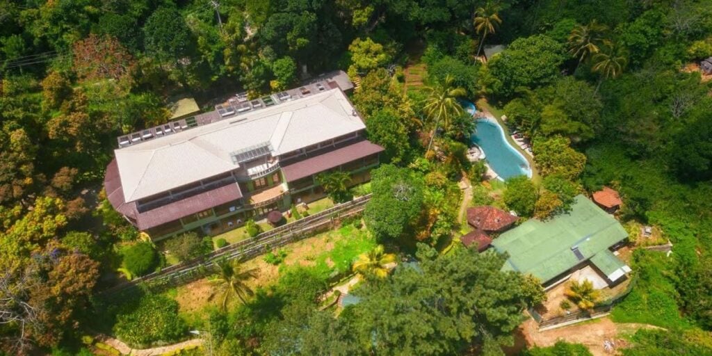 Letecký pohled na resort Yasmin Hill v zelených kopcích nad Kandy